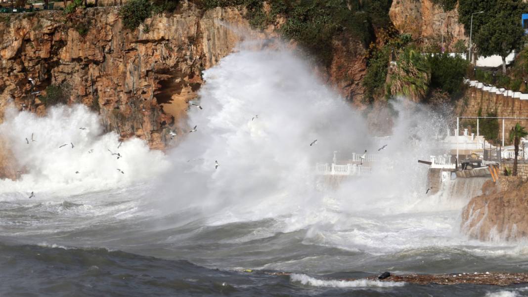 Böylesi ne görüldü ne yaşandı! Dev dalgalar Antalya'daki limanları yuttu 2